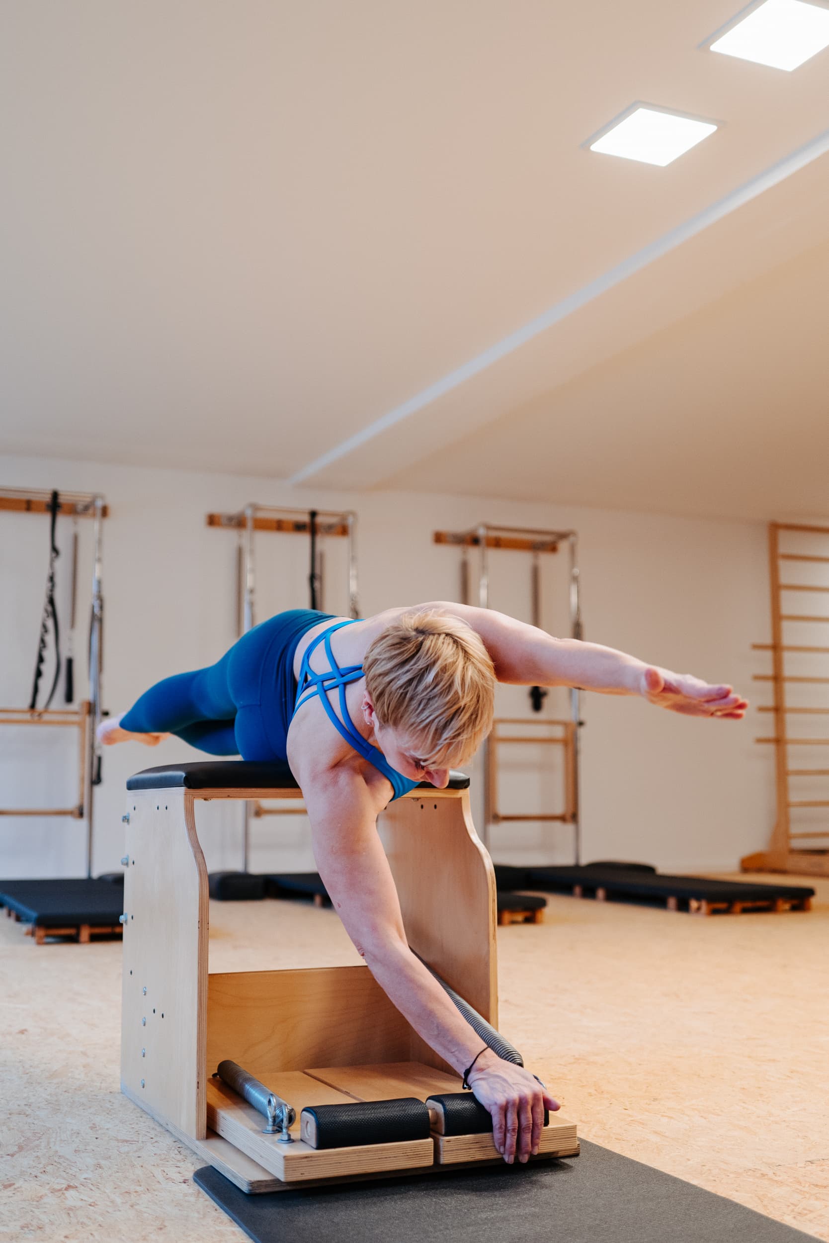 Trainerin auf Pilates Chair